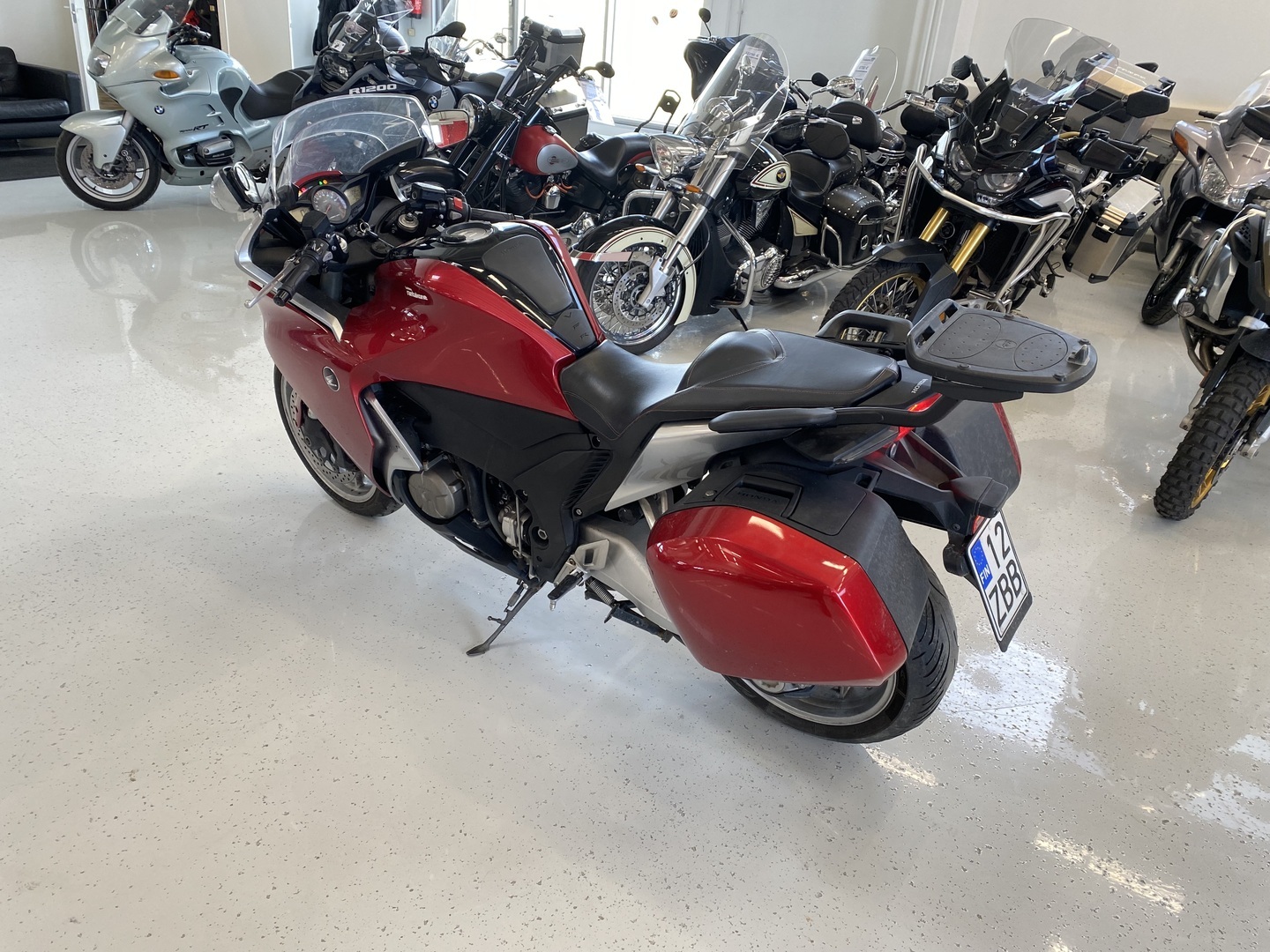 Honda - VFR - 1200F // Akrapovic / Suomi-pyörä / Huoltokirja / Laukut // - Moottoripyörä