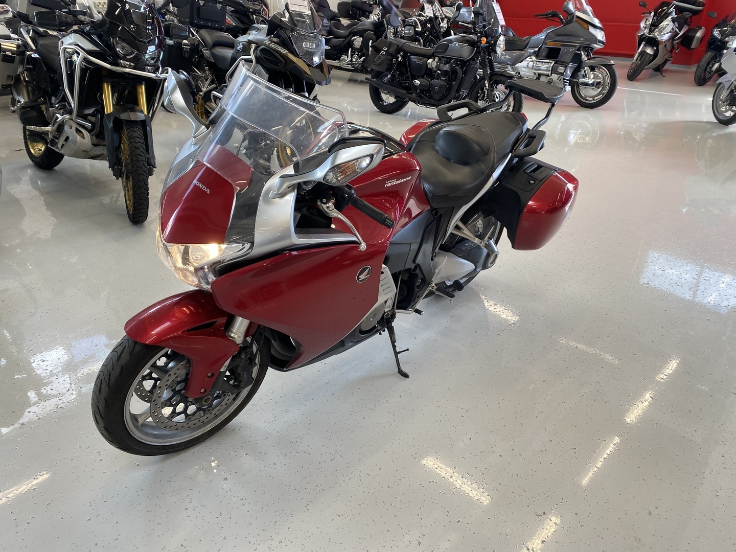 Honda - VFR - 1200F // Akrapovic / Suomi-pyörä / Huoltokirja / Laukut // - Moottoripyörä
