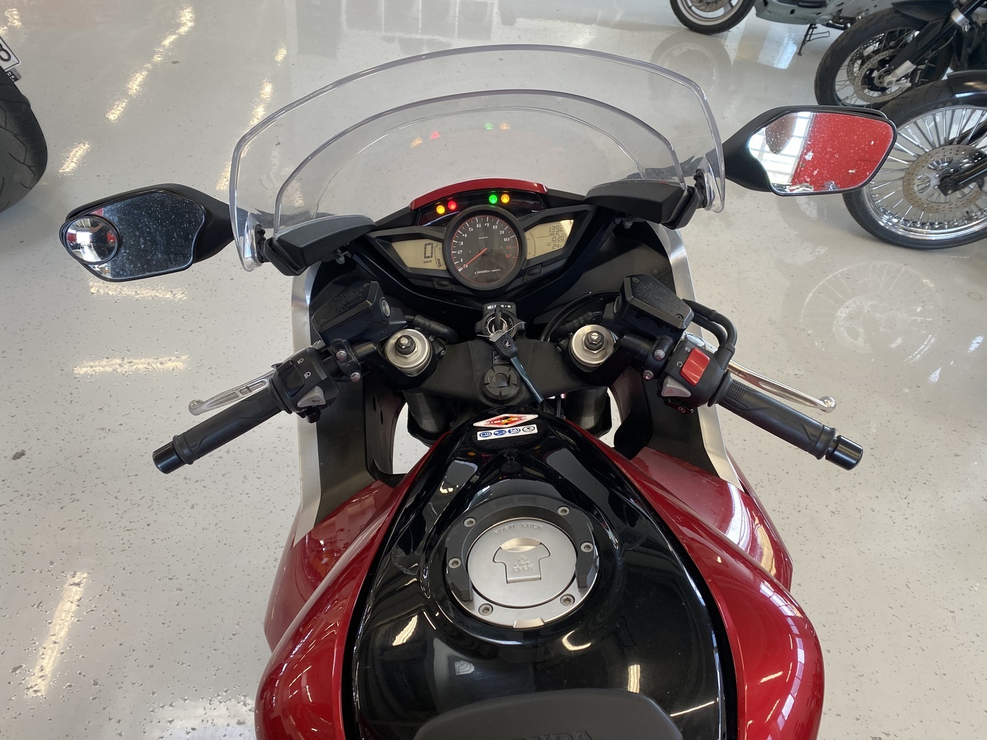 Honda - VFR - 1200F // Akrapovic / Suomi-pyörä / Huoltokirja / Laukut // - Moottoripyörä