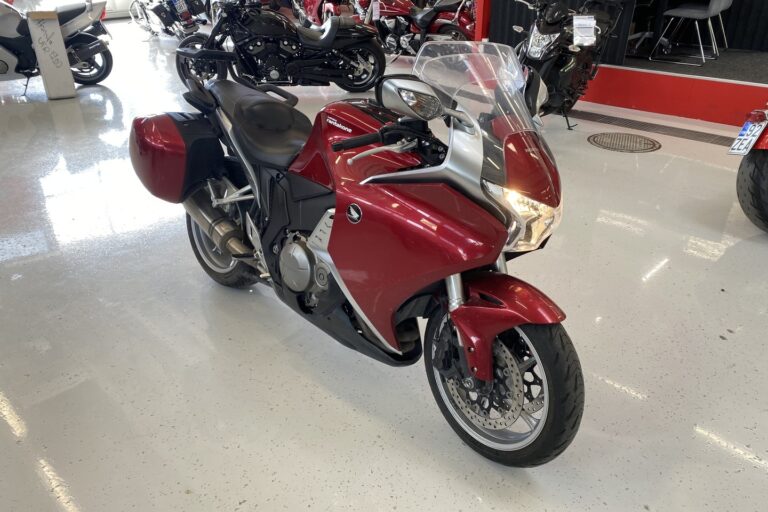 Honda - VFR - 1200F // Akrapovic / Suomi-pyörä / Huoltokirja / Laukut // - Moottoripyörä