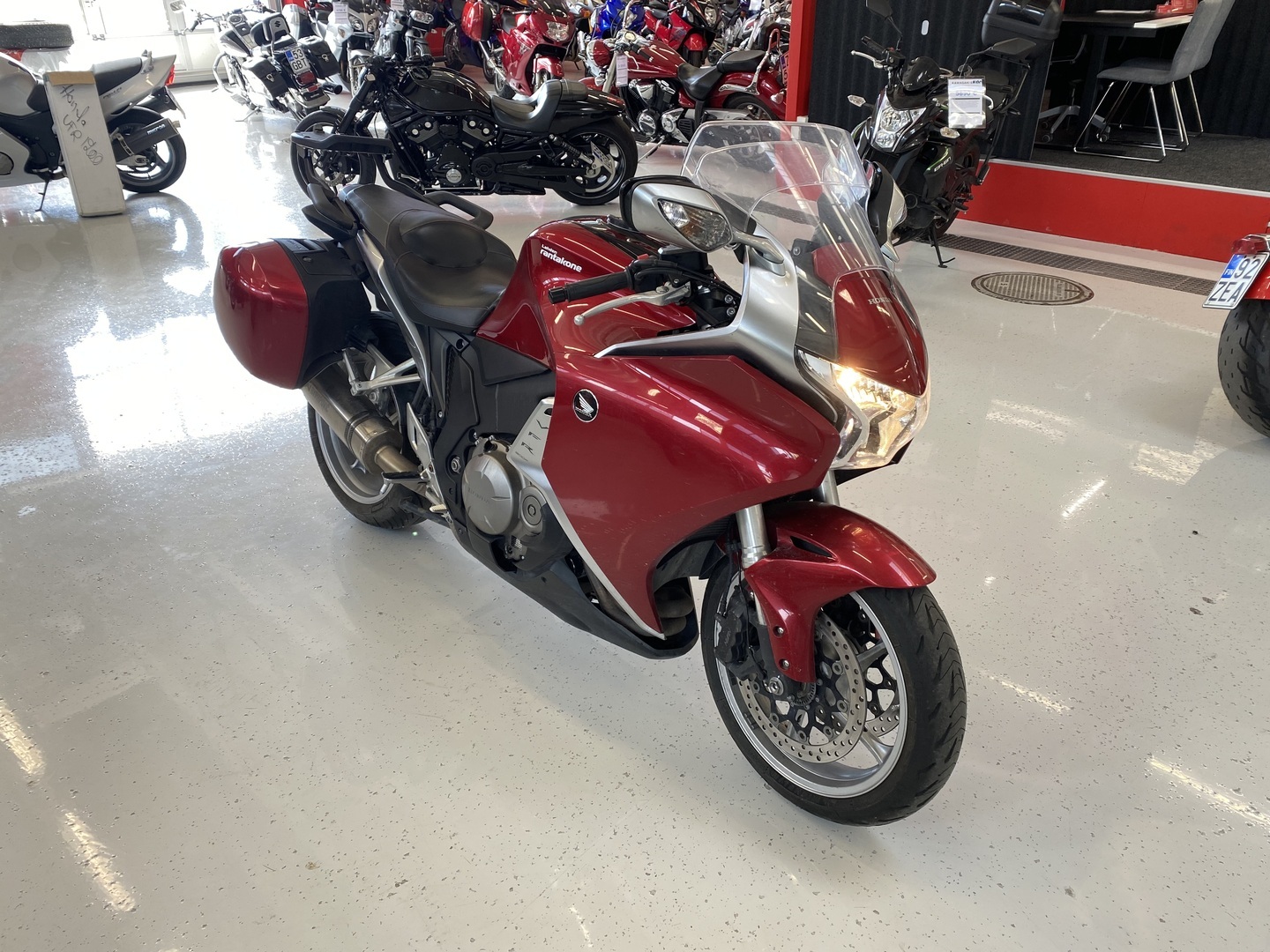 Honda - VFR - 1200F // Akrapovic / Suomi-pyörä / Huoltokirja / Laukut // - Moottoripyörä