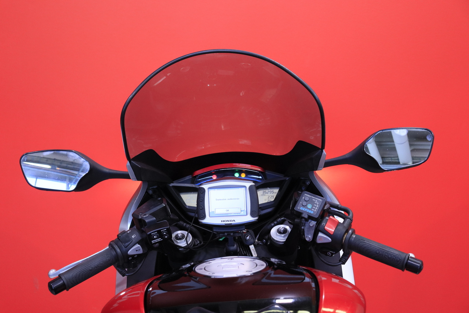 Honda - VFR - 1200 F // Juuri saapunut! / Suomi-pyörä / Akrapovic / Huoltokirja // - Moottoripyörä