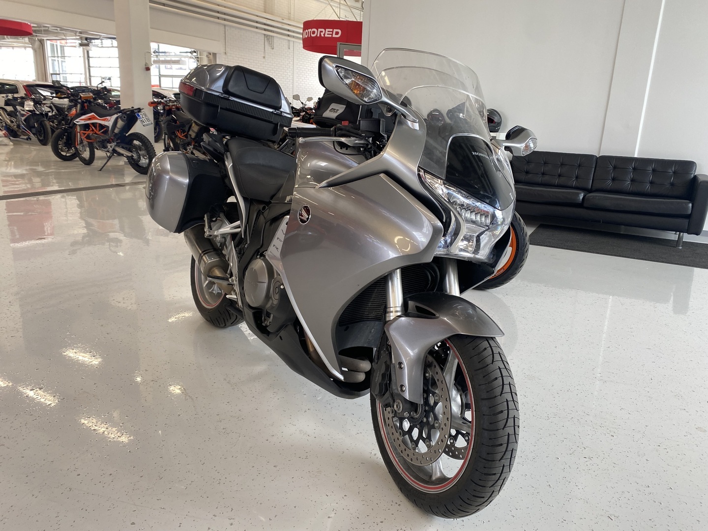 Honda - VFR - 1200 F // !Akrapovic / Huoltokirja / 4x laukut / Suomi-Pyörä // - Moottoripyörä
