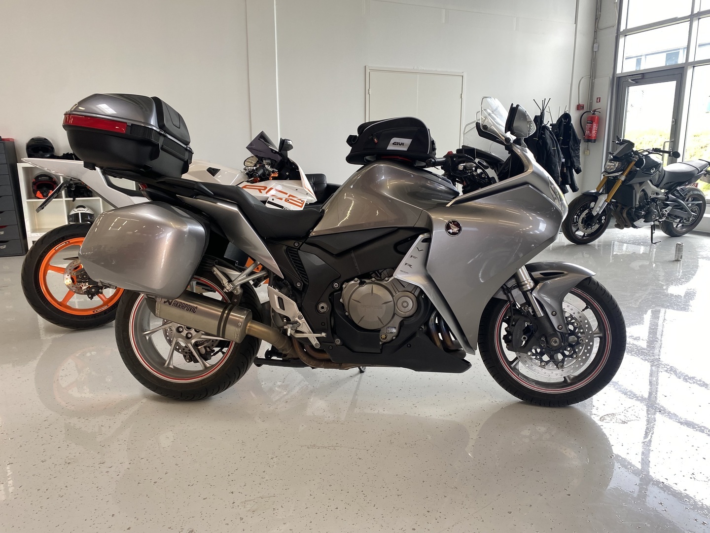 Honda - VFR - 1200 F // !Akrapovic / Huoltokirja / 4x laukut / Suomi-Pyörä // - Moottoripyörä