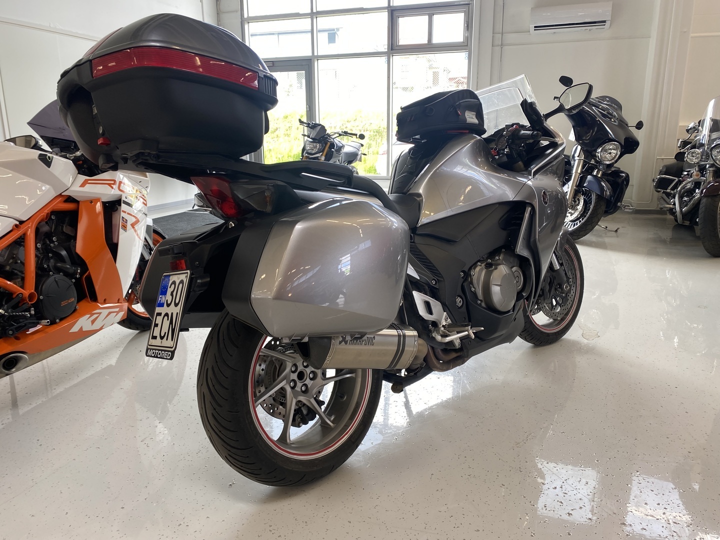 Honda - VFR - 1200 F // !Akrapovic / Huoltokirja / 4x laukut / Suomi-Pyörä // - Moottoripyörä
