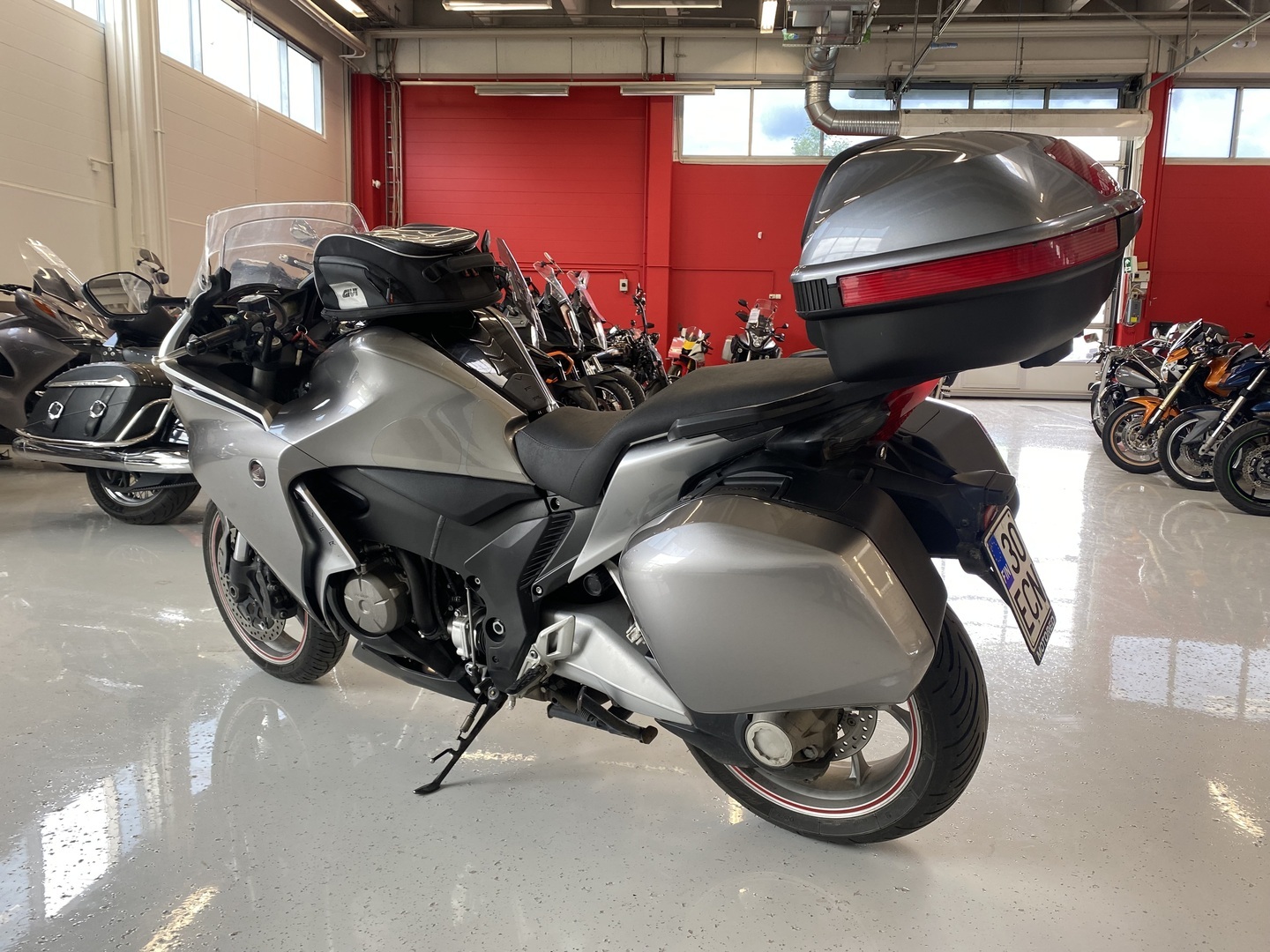 Honda - VFR - 1200 F // !Akrapovic / Huoltokirja / 4x laukut / Suomi-Pyörä // - Moottoripyörä