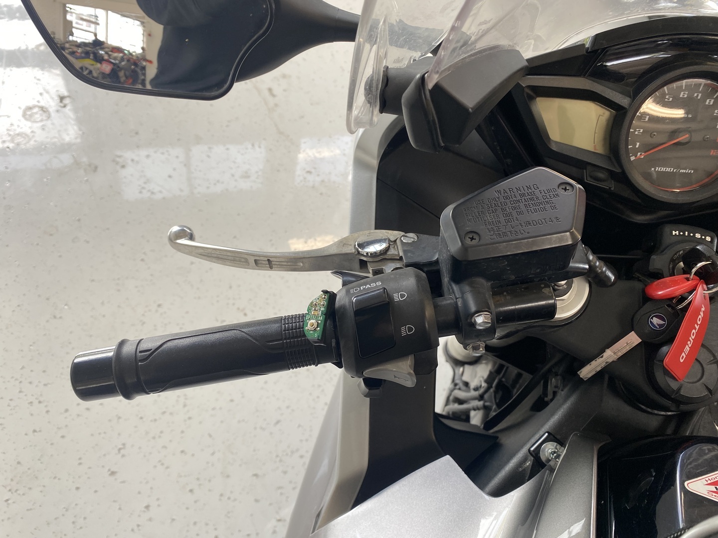 Honda - VFR - 1200 F // !Akrapovic / Huoltokirja / 4x laukut / Suomi-Pyörä // - Moottoripyörä