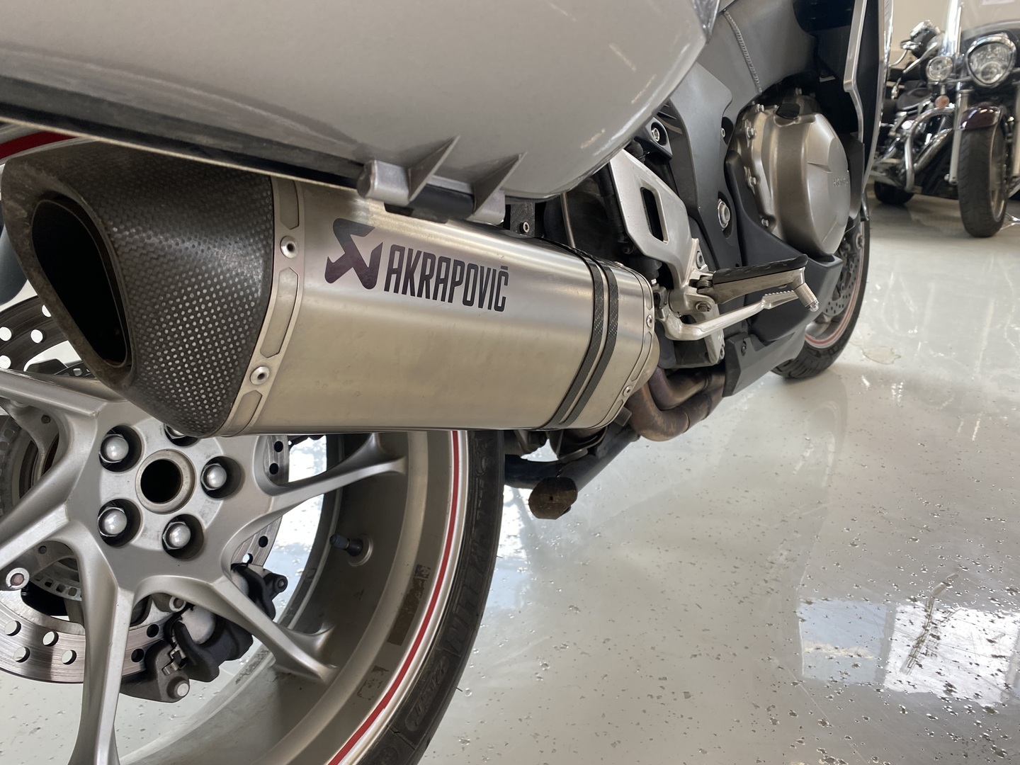 Honda - VFR - 1200 F // !Akrapovic / Huoltokirja / 4x laukut / Suomi-Pyörä // - Moottoripyörä