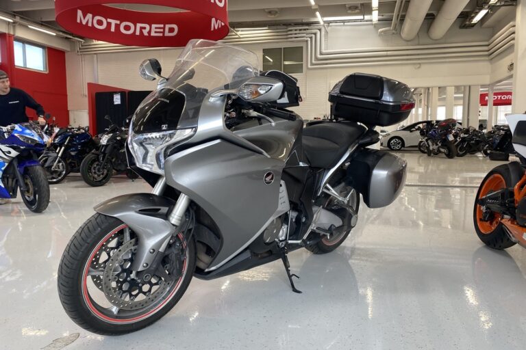 Honda - VFR - 1200 F // !Akrapovic / Huoltokirja / 4x laukut / Suomi-Pyörä // - Moottoripyörä