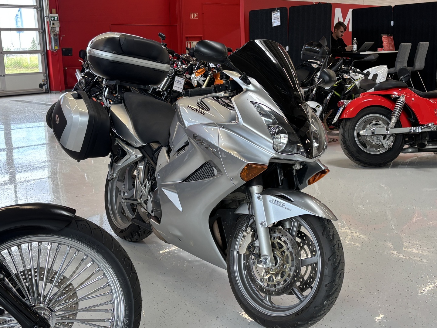 Honda - VFR - 800 VTEC // Juuri saapunut! / ABS / 3x laukut / Kahvanlämmittimet / 2x avain / Ketjurasvari // - Moottoripyörä
