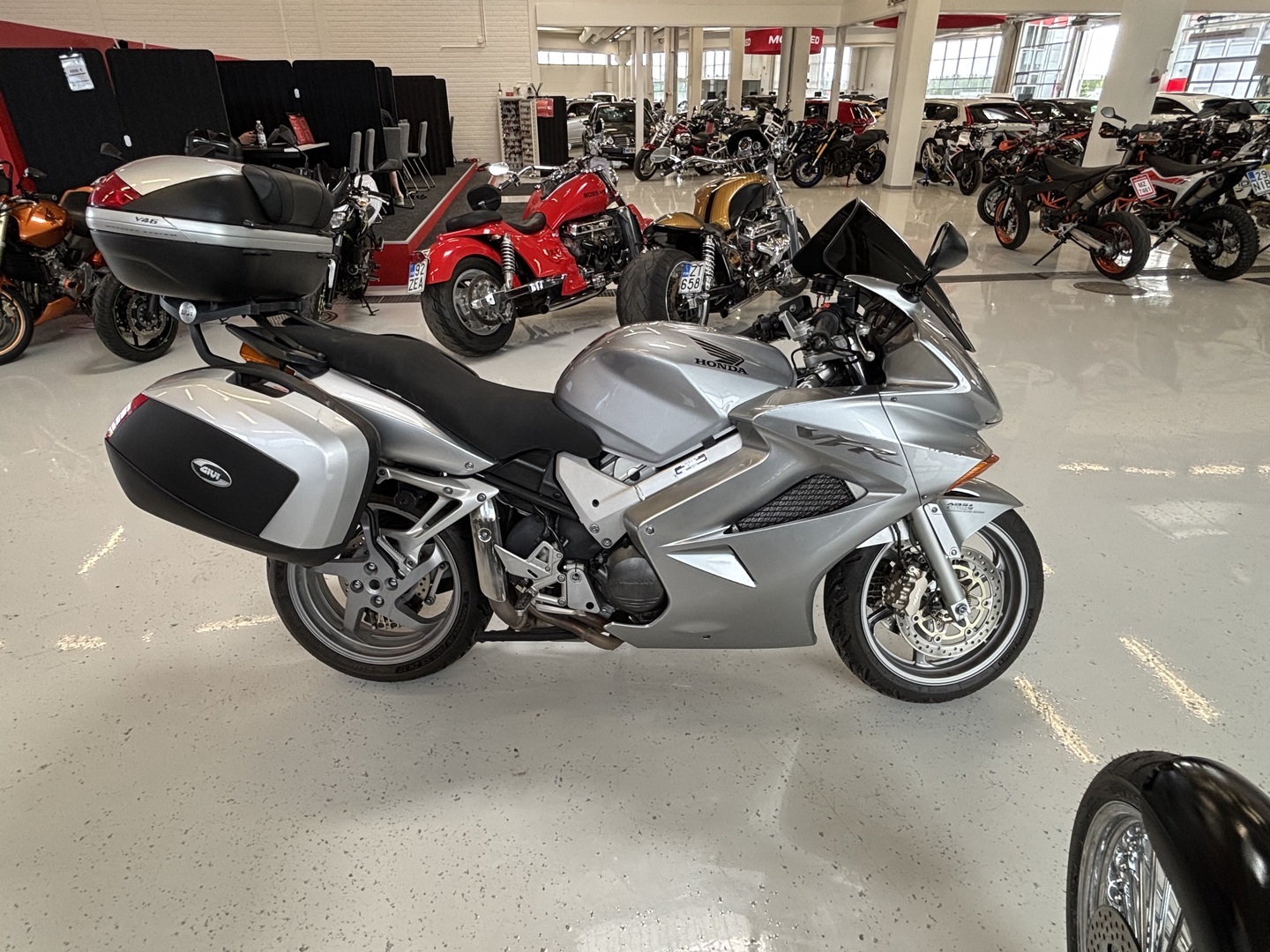 Honda - VFR - 800 VTEC // Juuri saapunut! / ABS / 3x laukut / Kahvanlämmittimet / 2x avain / Ketjurasvari // - Moottoripyörä