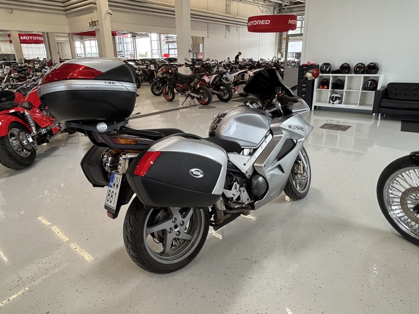 Honda - VFR - 800 VTEC // Juuri saapunut! / ABS / 3x laukut / Kahvanlämmittimet / 2x avain / Ketjurasvari // - Moottoripyörä