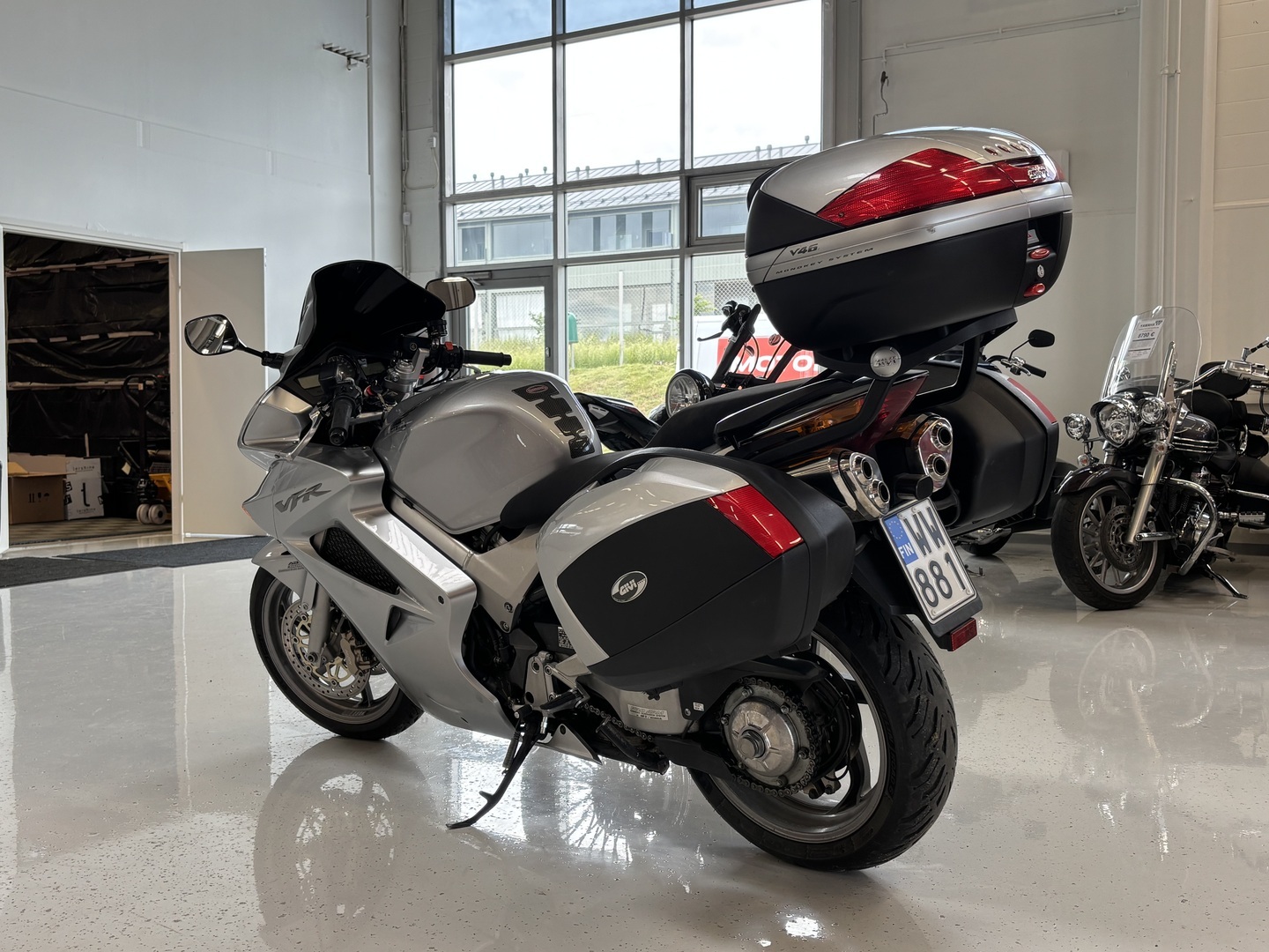 Honda - VFR - 800 VTEC // Juuri saapunut! / ABS / 3x laukut / Kahvanlämmittimet / 2x avain / Ketjurasvari // - Moottoripyörä