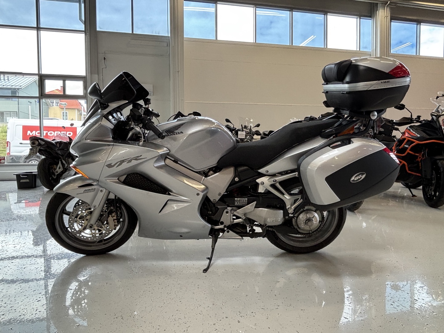 Honda - VFR - 800 VTEC // Juuri saapunut! / ABS / 3x laukut / Kahvanlämmittimet / 2x avain / Ketjurasvari // - Moottoripyörä
