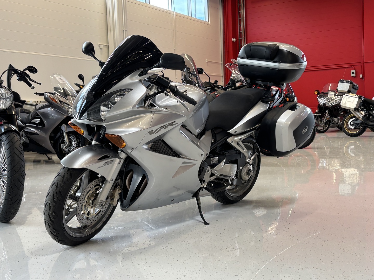 Honda - VFR - 800 VTEC // Juuri saapunut! / ABS / 3x laukut / Kahvanlämmittimet / 2x avain / Ketjurasvari // - Moottoripyörä