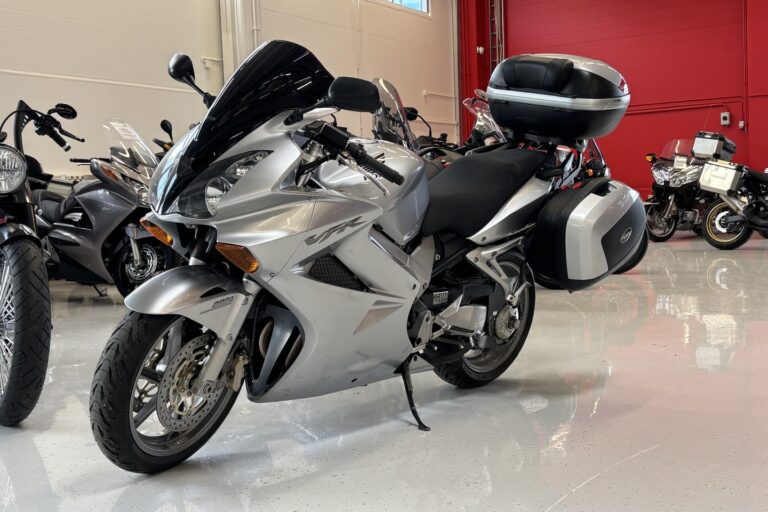 Honda - VFR - 800 VTEC // Juuri saapunut! / ABS / 3x laukut / Kahvanlämmittimet / 2x avain / Ketjurasvari // - Moottoripyörä