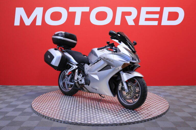 Honda - VFR - 800 VTEC // Juuri saapunut! / ABS / 3x laukut / Kahvanlämmittimet / Ketjurasvari // - Moottoripyörä