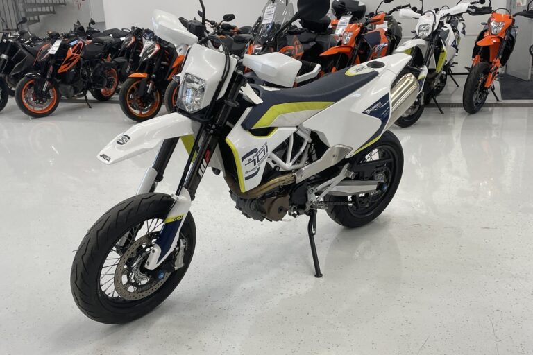 Husqvarna - 701 - Supermoto // JUURI SAAPUNUT // Huoltokirja löytyy - Moottoripyörä