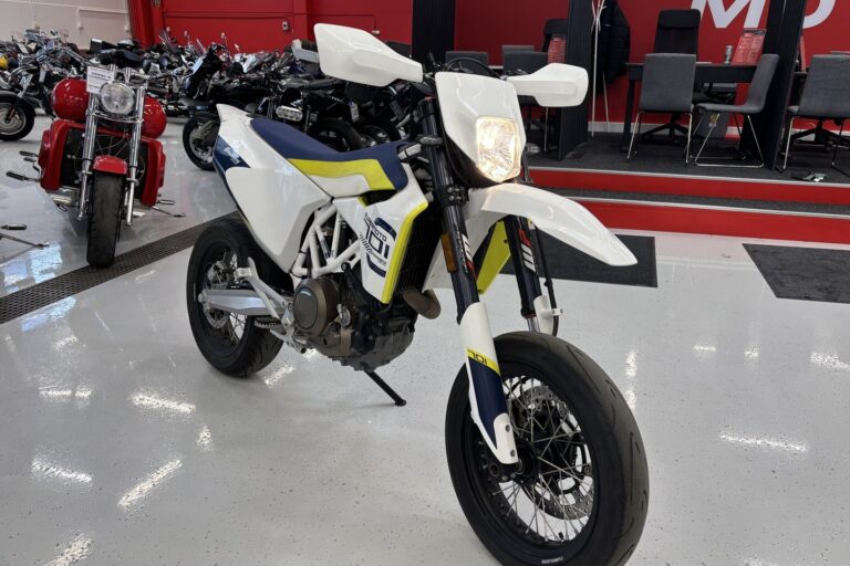 Husqvarna - 701 - Supermoto // Akrapovic / WP / Juuri saapunut! //Huoltokirja löytyy - Moottoripyörä