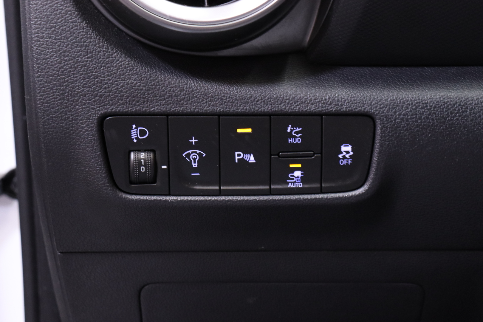 Hyundai - KONA - electric 64 kWh 204 hv Style MY21 // Navi / Krell / Nahkapenkit/ Kamera / ACC / HUD / BLIS / Ilmastoidut penkit // - Maastoauto