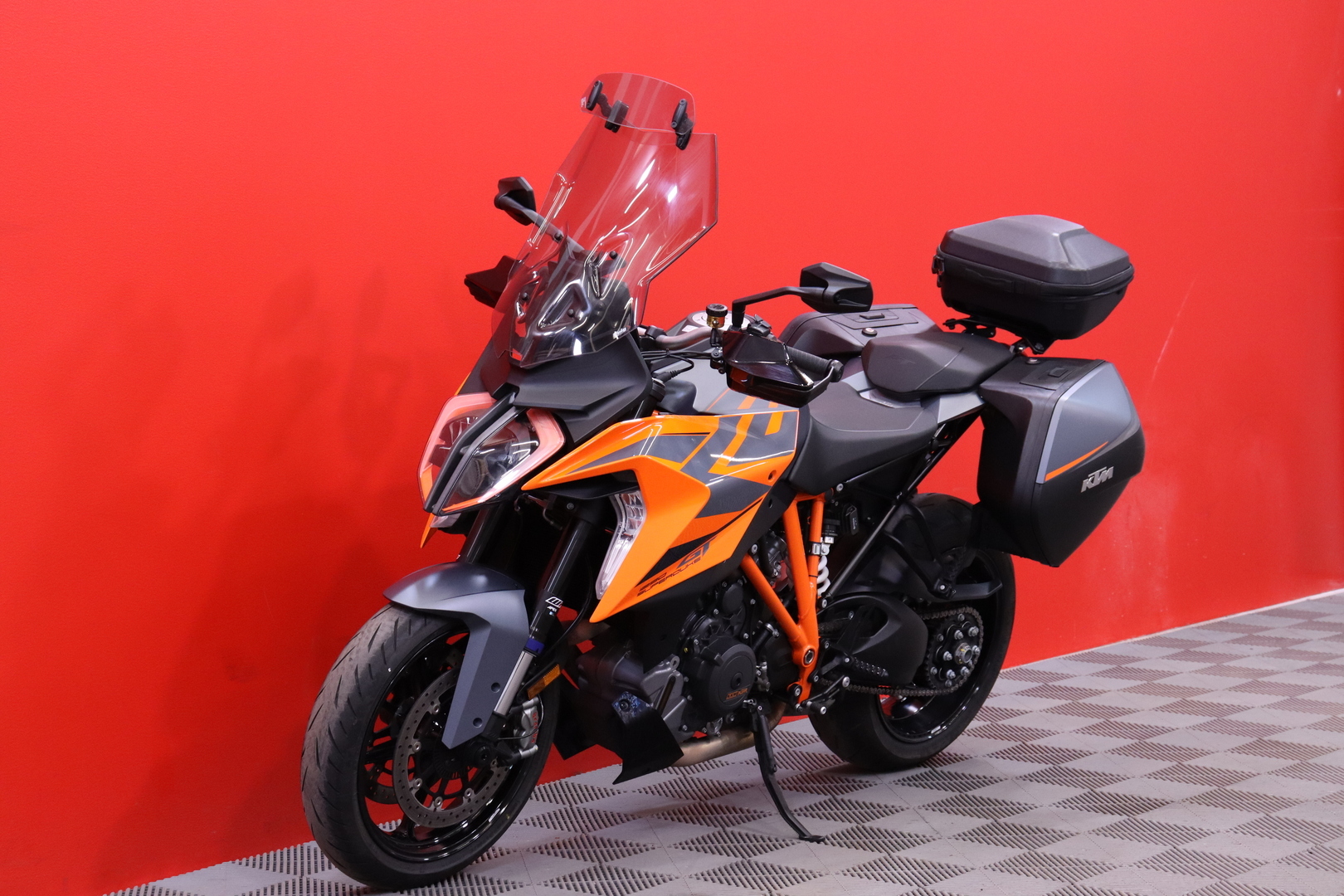 KTM - 1290 - Super Duke GT // Huippuvarusteet / 1-Om / Akrapovic / 3x laukut / Huoltokirja // - Moottoripyörä
