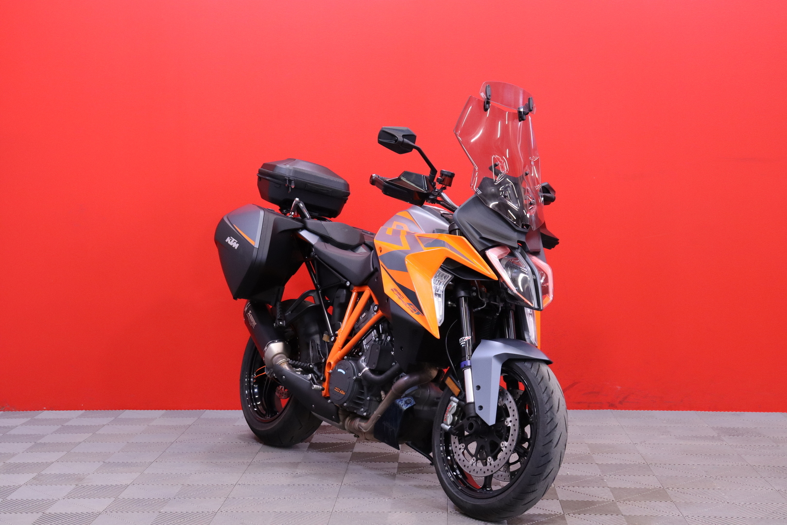 KTM - 1290 - Super Duke GT // Huippuvarusteet / 1-Om / Akrapovic / 3x laukut / Huoltokirja // - Moottoripyörä