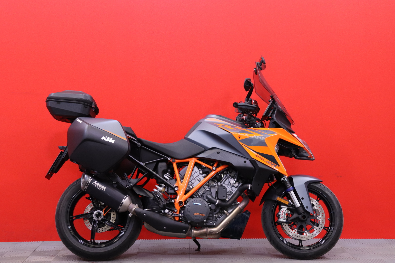 KTM - 1290 - Super Duke GT // Huippuvarusteet / 1-Om / Akrapovic / 3x laukut / Huoltokirja // - Moottoripyörä