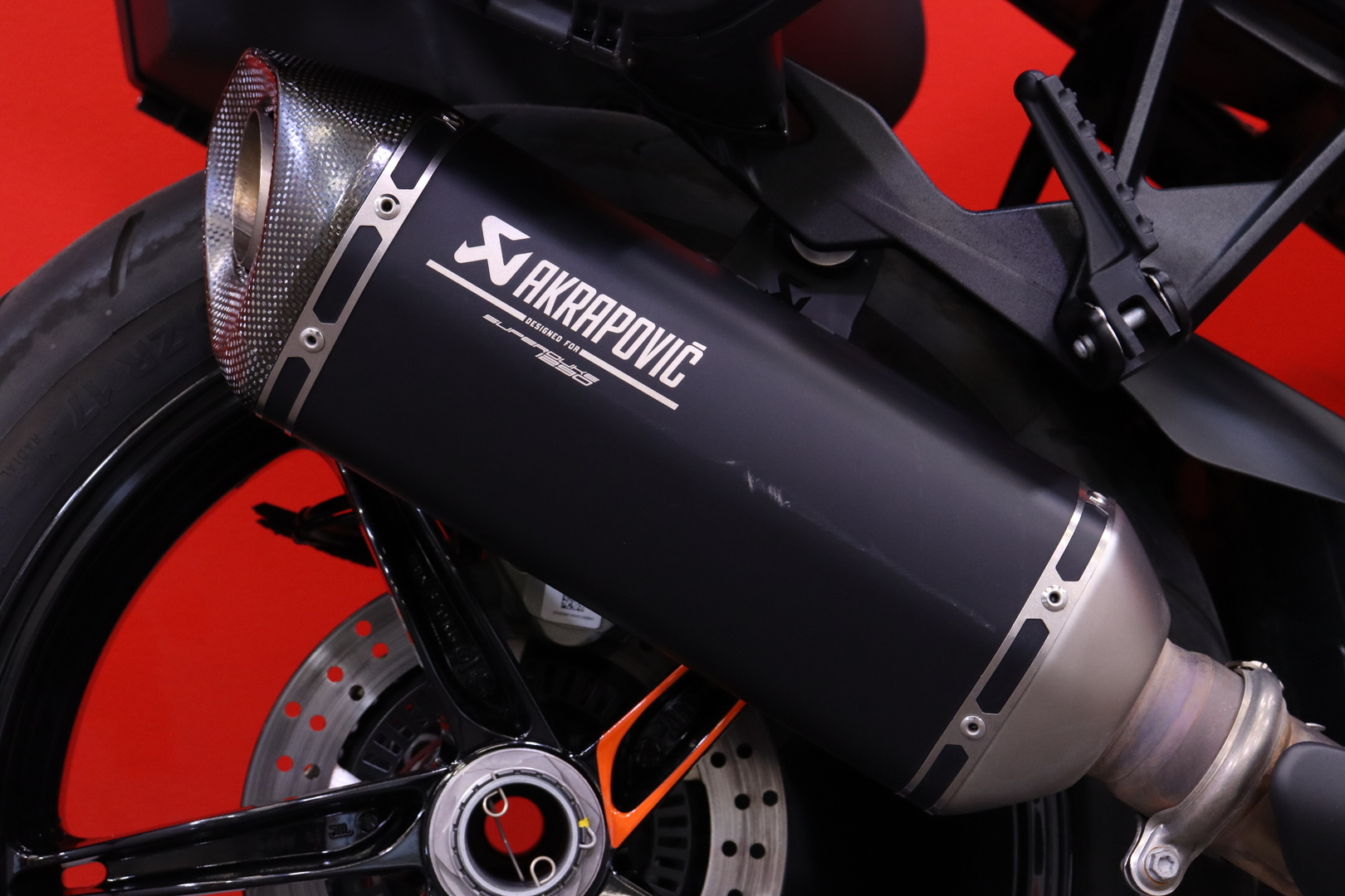 KTM - 1290 - Super Duke GT // Huippuvarusteet / 1-Om / Akrapovic / 3x laukut / Huoltokirja // - Moottoripyörä