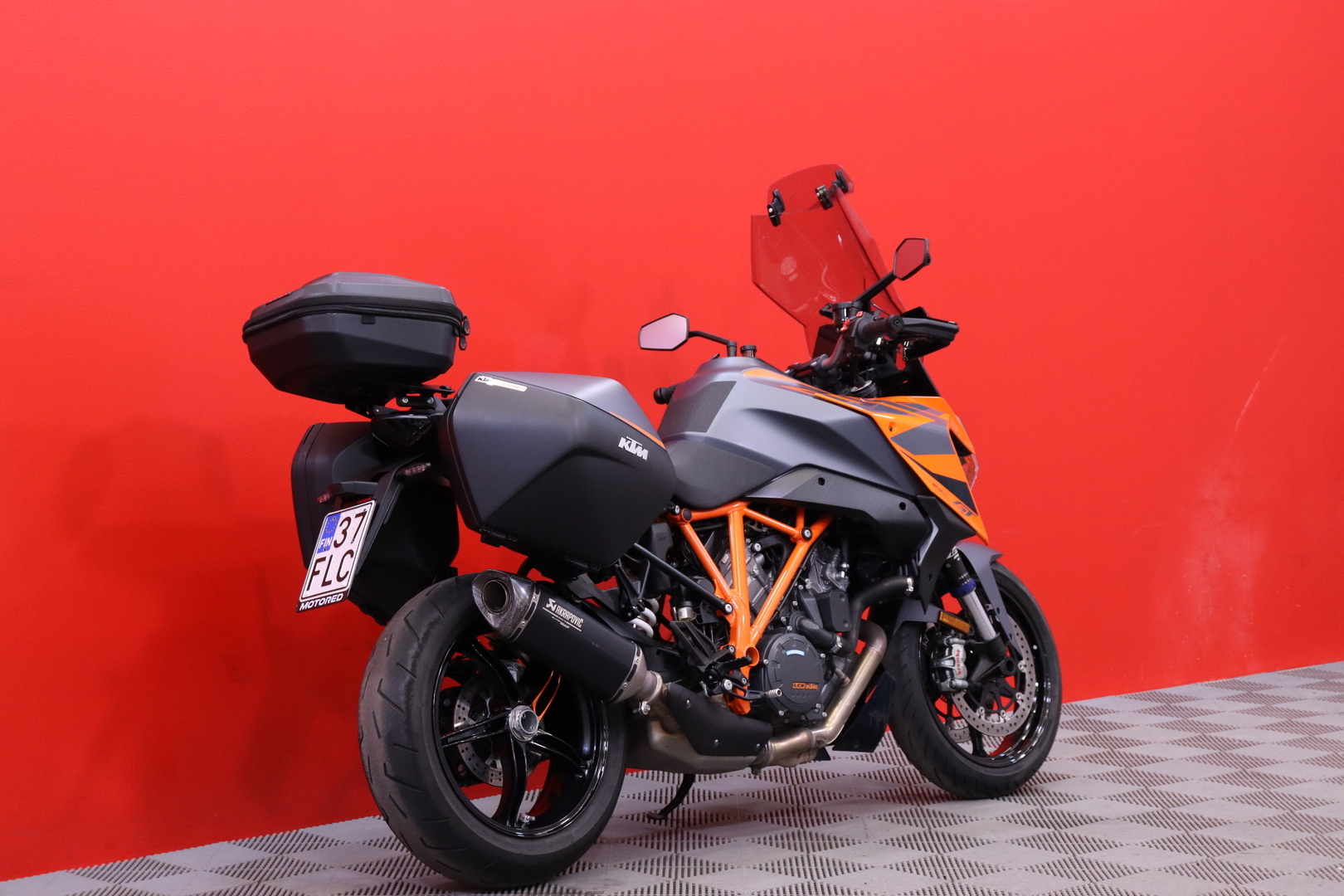 KTM - 1290 - Super Duke GT // Huippuvarusteet / 1-Om / Akrapovic / 3x laukut / Huoltokirja // - Moottoripyörä