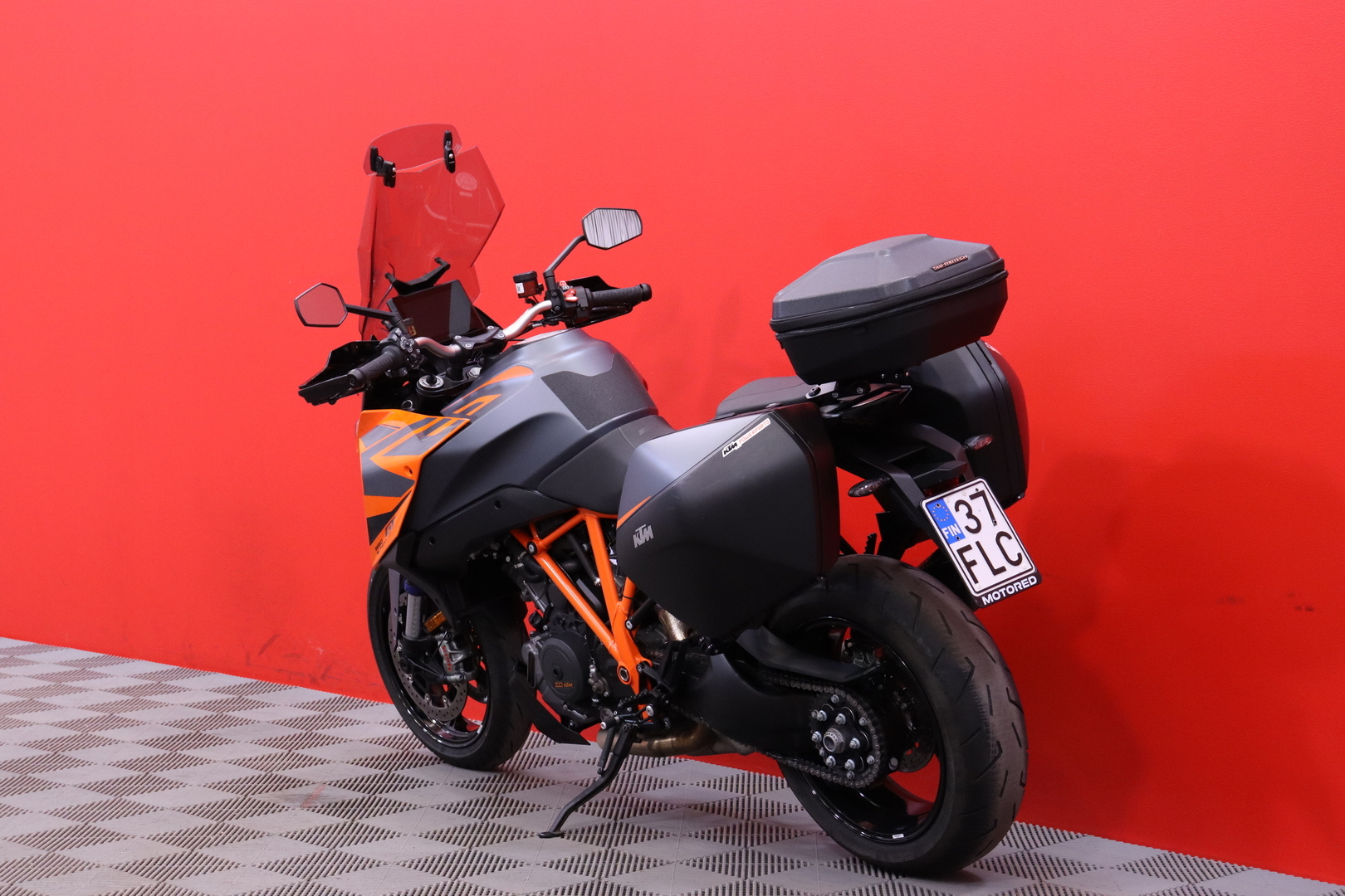 KTM - 1290 - Super Duke GT // Huippuvarusteet / 1-Om / Akrapovic / 3x laukut / Huoltokirja // - Moottoripyörä