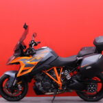 KTM - 1290 - Super Duke GT // Huippuvarusteet / 1-Om / Akrapovic / 3x laukut / Huoltokirja // - Moottoripyörä