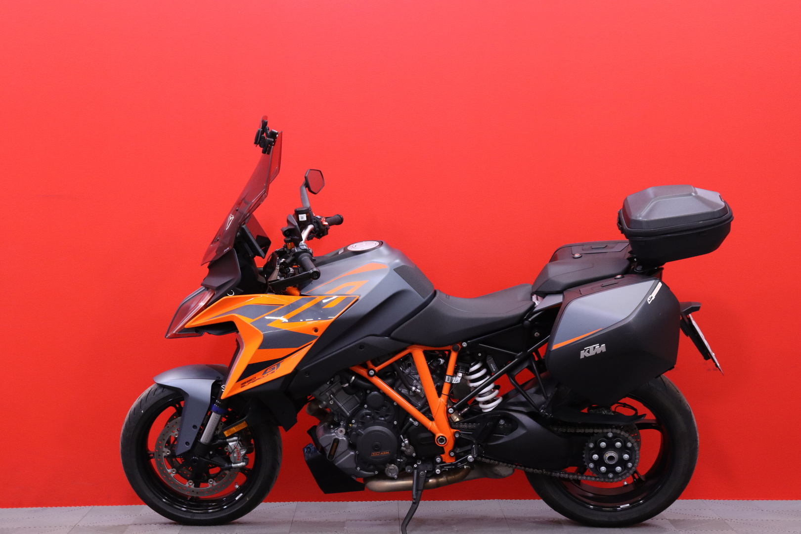 KTM - 1290 - Super Duke GT // Huippuvarusteet / 1-Om / Akrapovic / 3x laukut / Huoltokirja // - Moottoripyörä