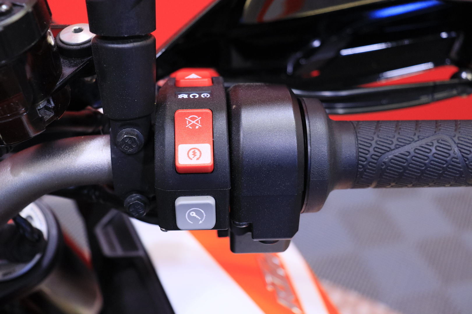 KTM - 1290 - Super Duke GT // MTC / Shifter+ / Sivulaukut / Vakkari / Keyless / Bluetooth / Penkinlämmittimet // - Moottoripyörä