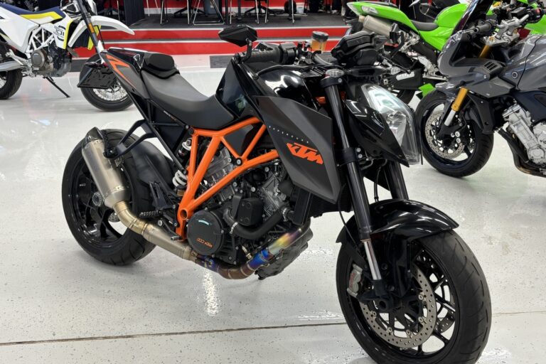 KTM - 1290 - Super Duke R / Juuri saapunut! / Akrapovic kokoputkisto / Ducktail / Ajomodet / ABS // Huoltokirja löytyy - Moottoripyörä