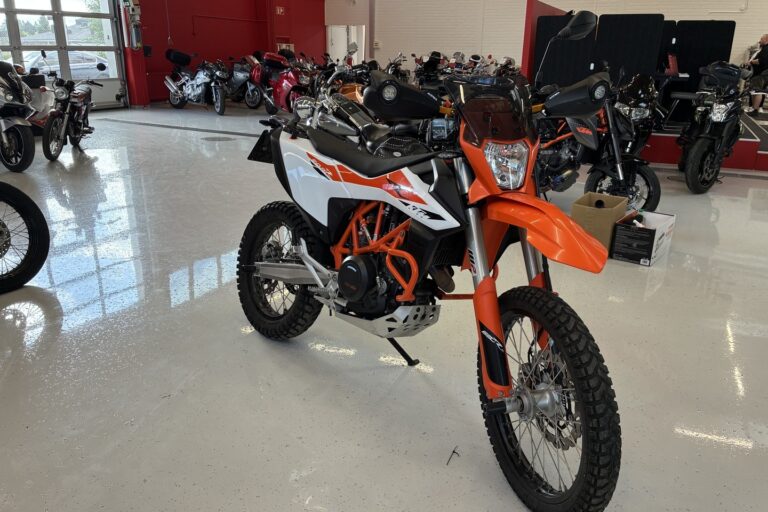 KTM - 690 - Enduro R // Juuri saapunut! / Wings / Lisävalot / TC // - Moottoripyörä