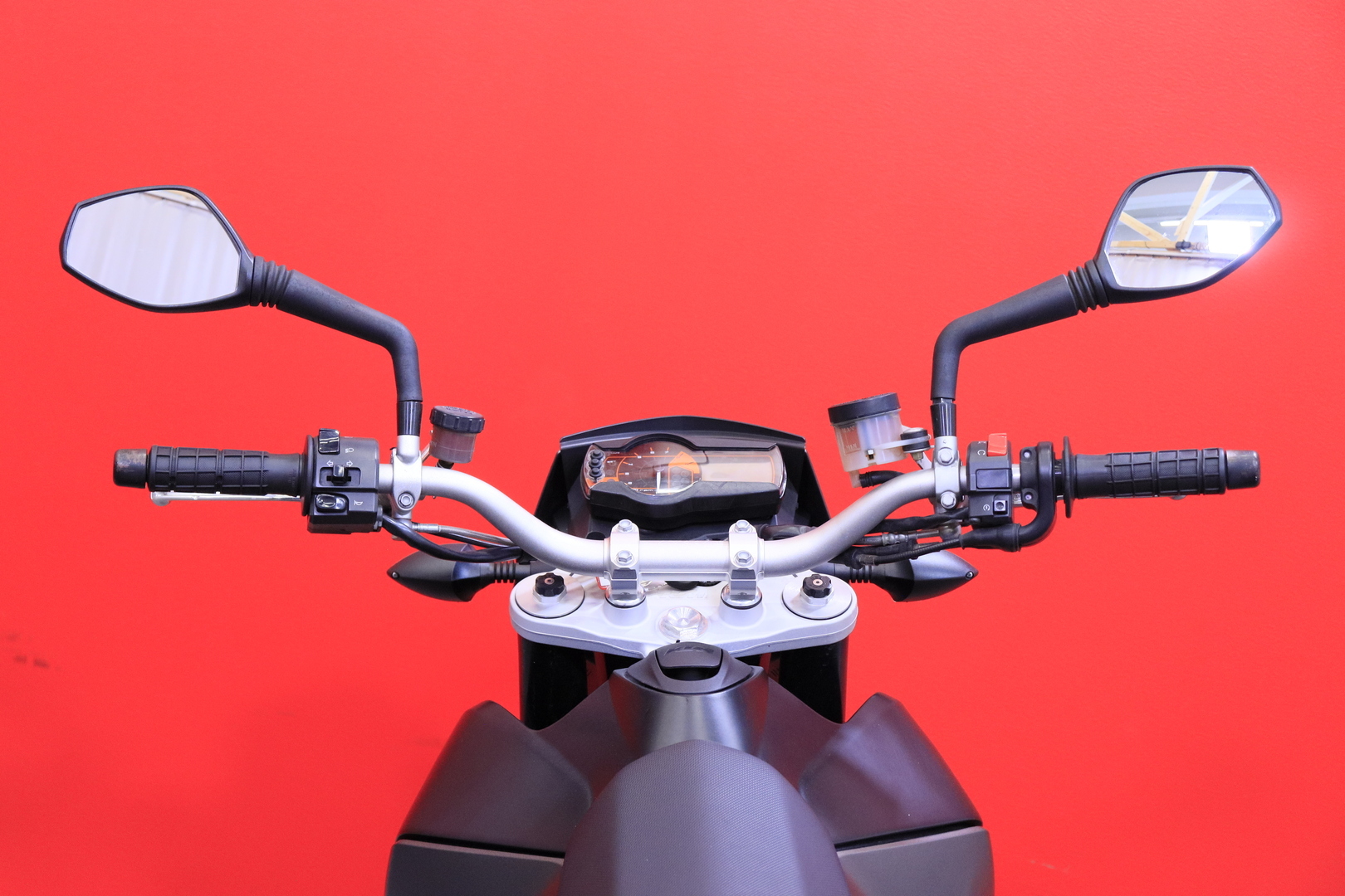 KTM - 690 - SM // 2.Om. Suomi-pyörä / Huoltokirja // - Moottoripyörä