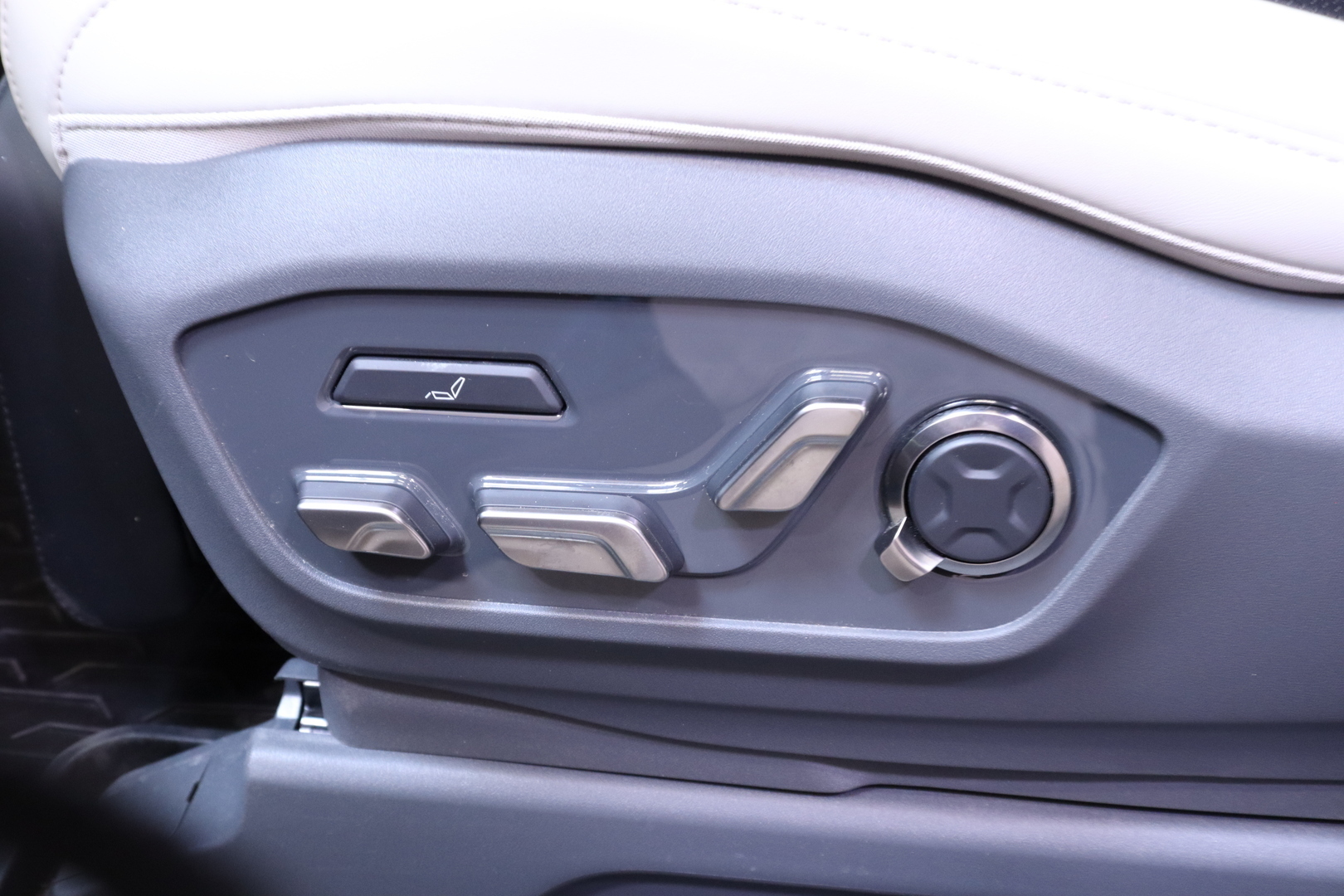 Kia - EV9 - GT-Line AWD 99,8kWh 384hv 7P 1st Edition // 360° / HUD / Panorama / Ilmastoidut penkit / LED / Meridian / Nahkapenkit // - Maastoauto