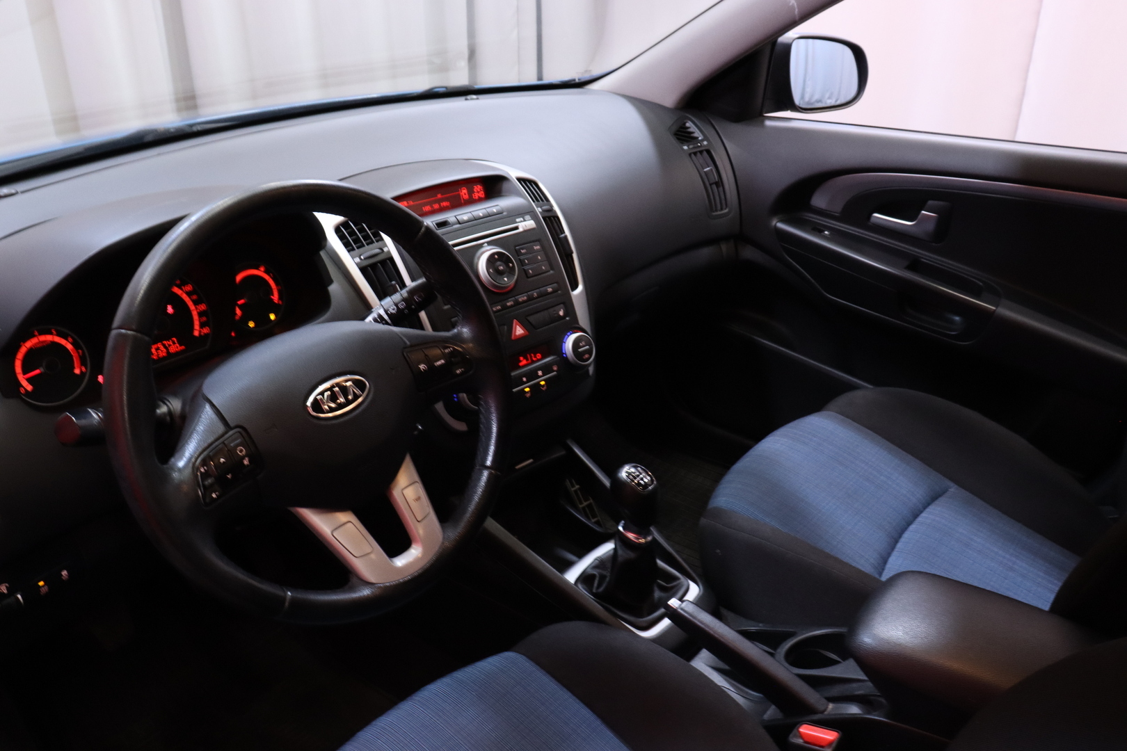 Kia - cee'd - 1,6 ISG Active SW EcoDynamics // Radio / Vakkari / Autom.ilmastointi / Lohko + sisähaara // - Farmari