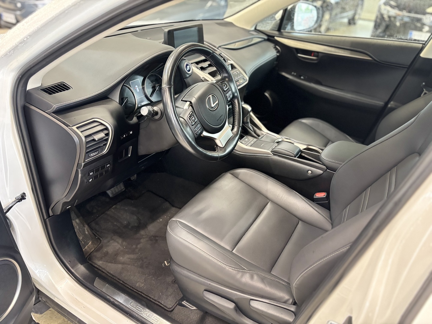 Lexus - NX - 300h AWD Business Edition - Maastoauto