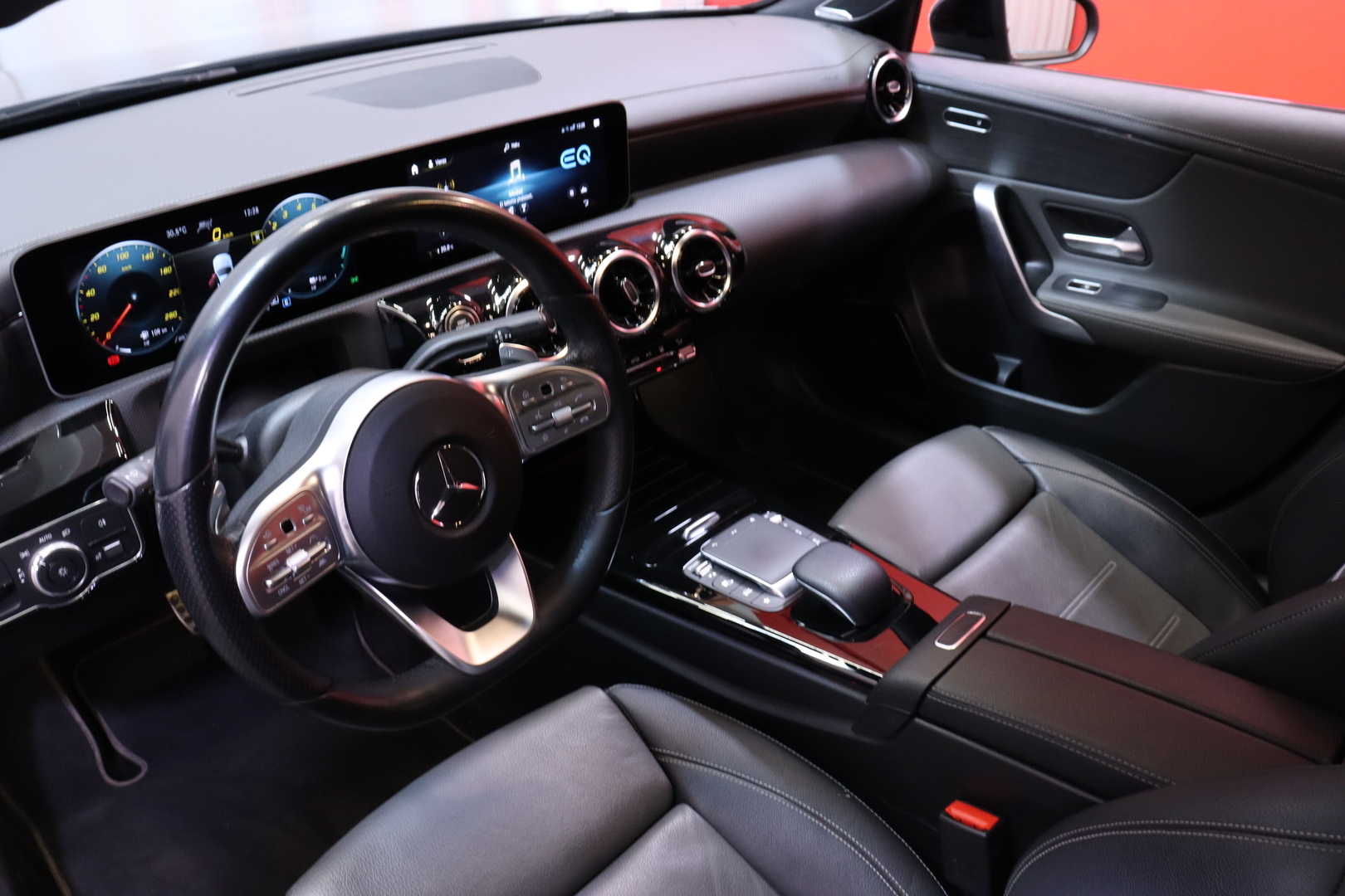 Mercedes-Benz - A - 250 e Sedan AMG // DTR+ / Blis / Burmester / 360° / Widescreen / Multibeam / Keyless / Navi // - Sedan