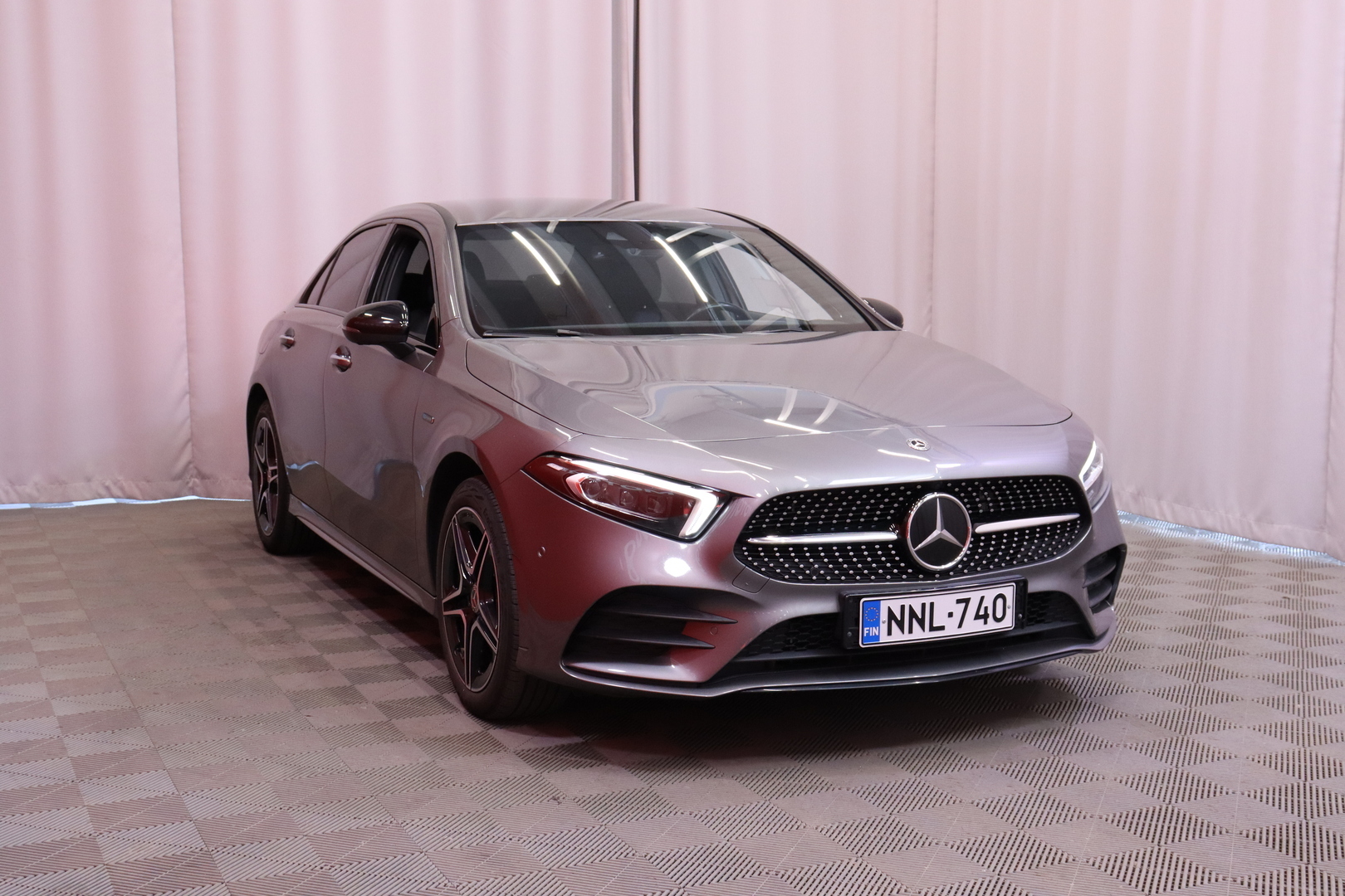 Mercedes-Benz - A - 250 e Sedan AMG // DTR+ / Blis / Burmester / 360° / Widescreen / Multibeam / Keyless / Navi // - Sedan
