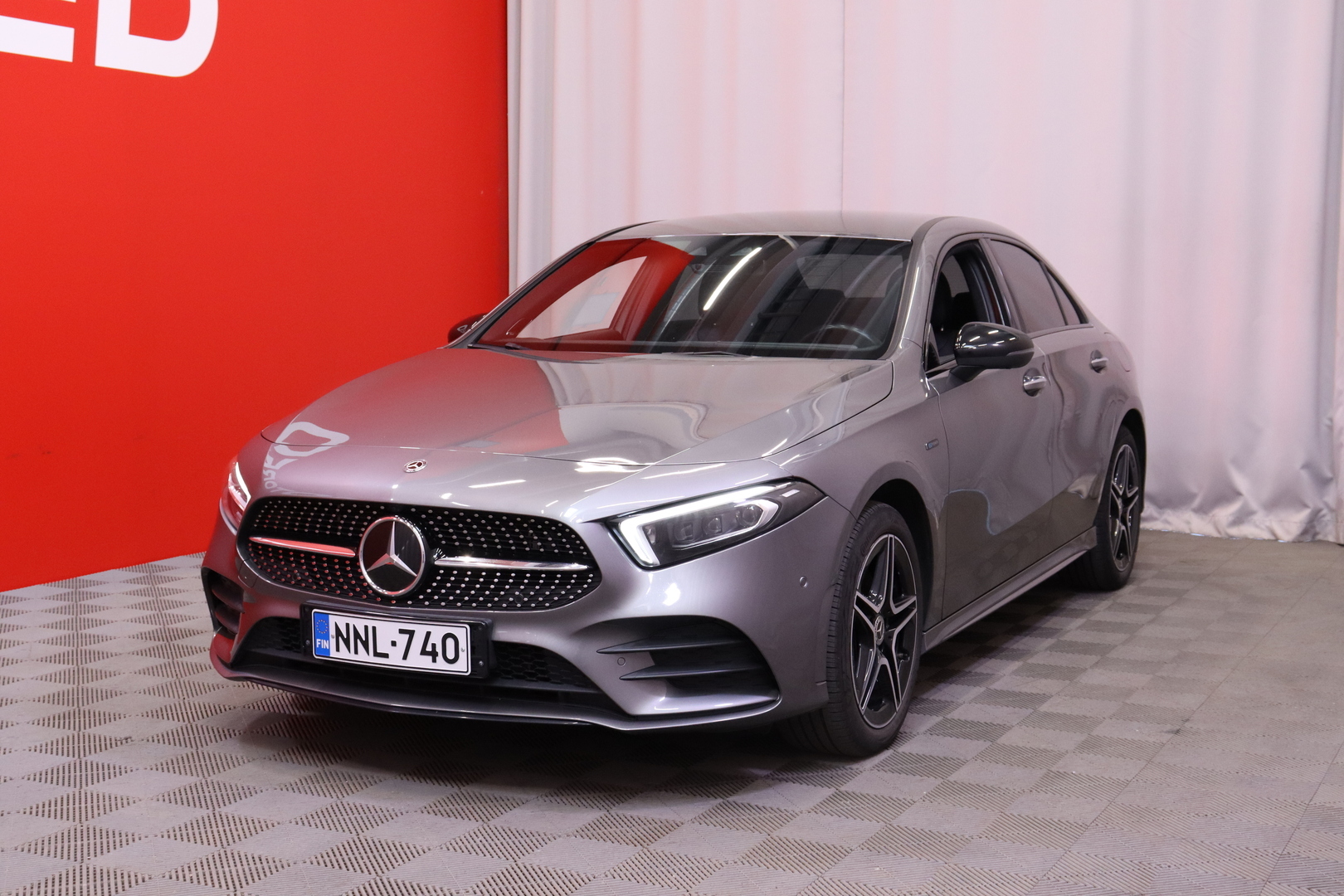 Mercedes-Benz - A - 250 e Sedan AMG // DTR+ / Blis / Burmester / 360° / Widescreen / Multibeam / Keyless / Navi // - Sedan