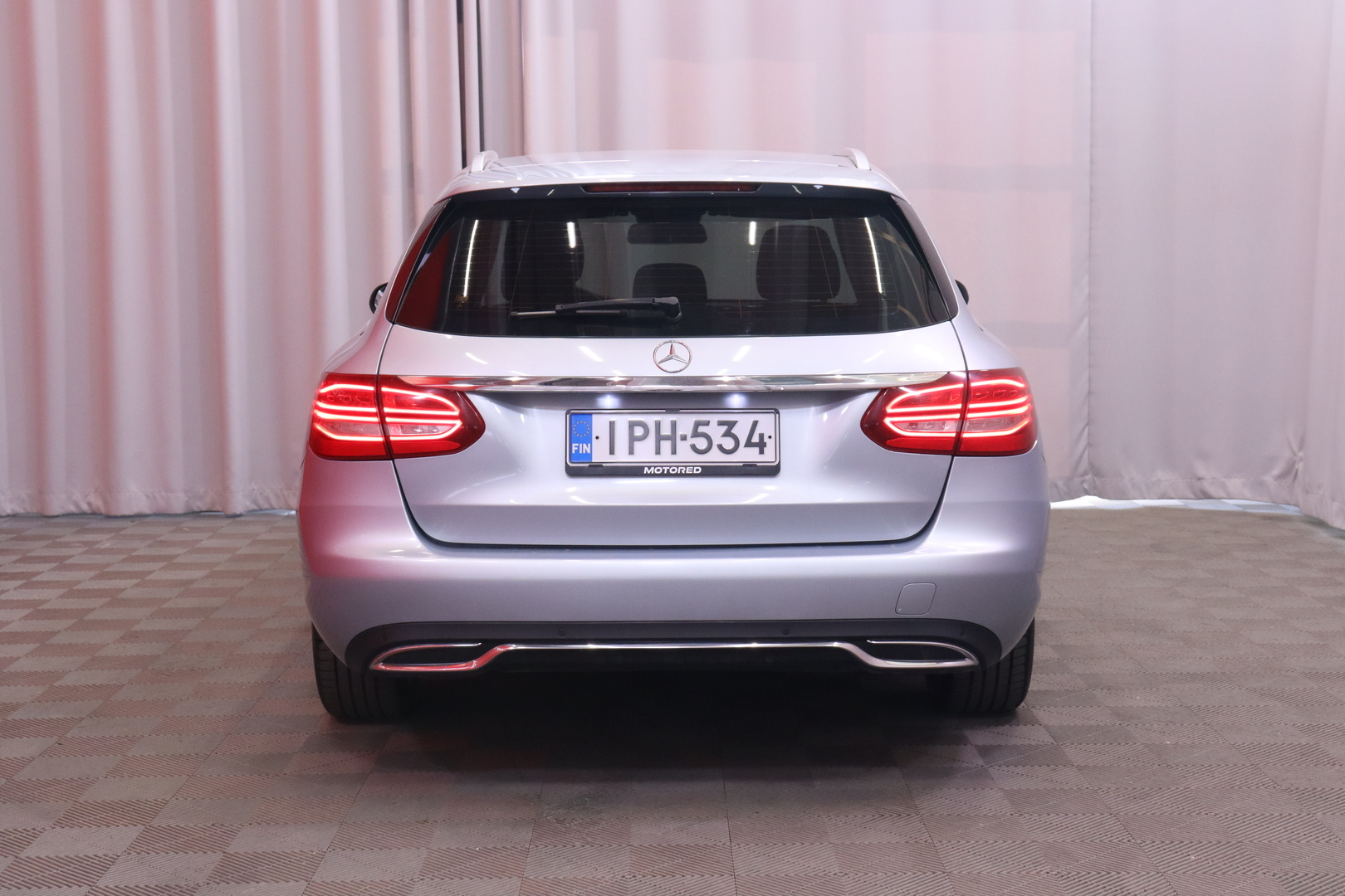 Mercedes-Benz - C - 220 BlueTEC Farmari // Pysäköintitutkat / Vakkari / Peruutuskamera / Lohko+Sisäpistoke / Navi / ILS / 2x renkaat // - Farmari