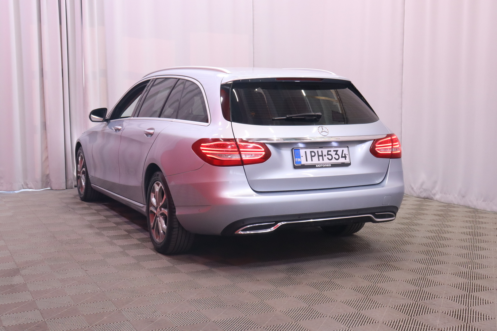 Mercedes-Benz - C - 220 BlueTEC Farmari // Pysäköintitutkat / Vakkari / Peruutuskamera / Lohko+Sisäpistoke / Navi / ILS / 2x renkaat // - Farmari