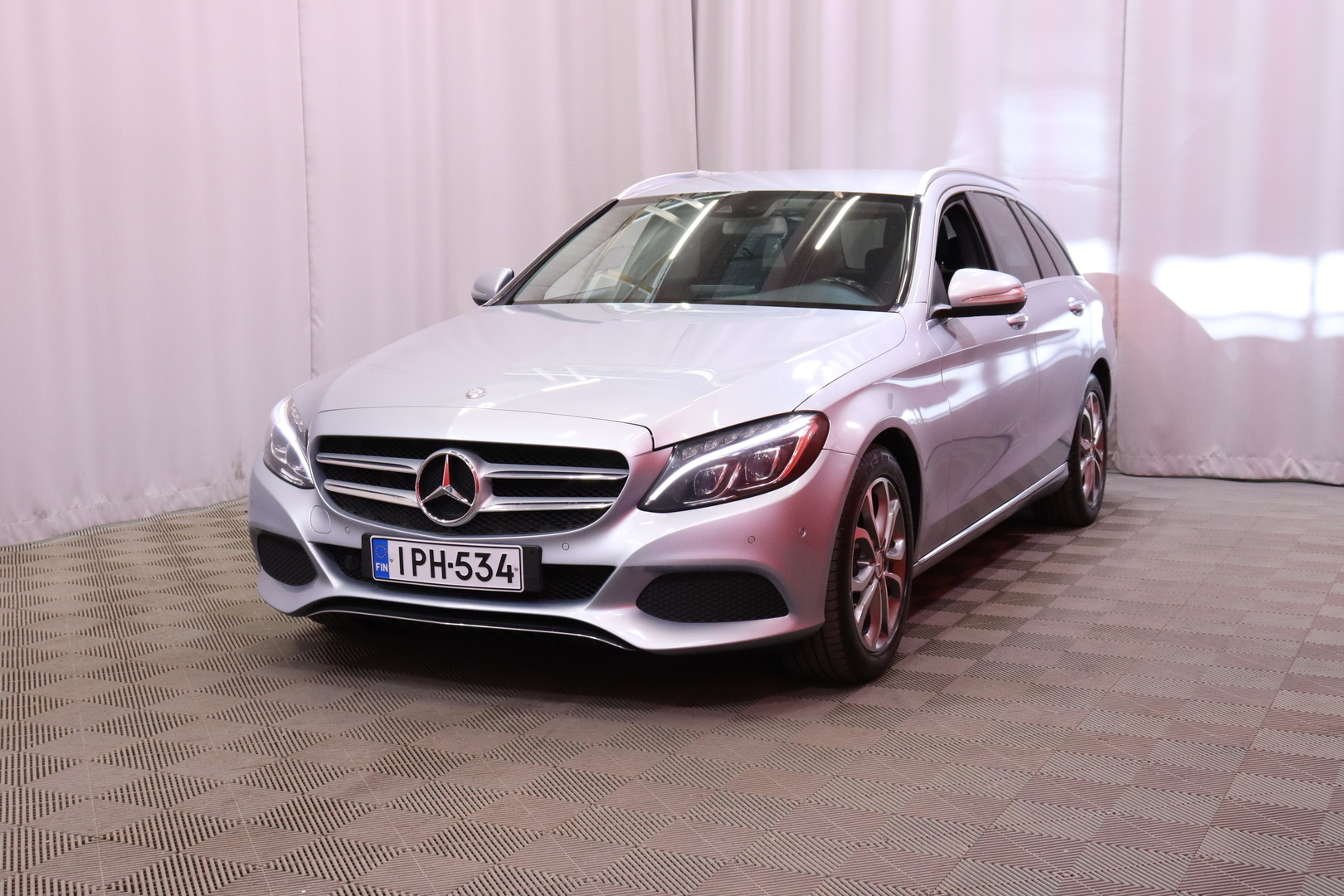 Mercedes-Benz - C - 220 BlueTEC Farmari // Pysäköintitutkat / Vakkari / Peruutuskamera / Lohko+Sisäpistoke / Navi / ILS / 2x renkaat // - Farmari