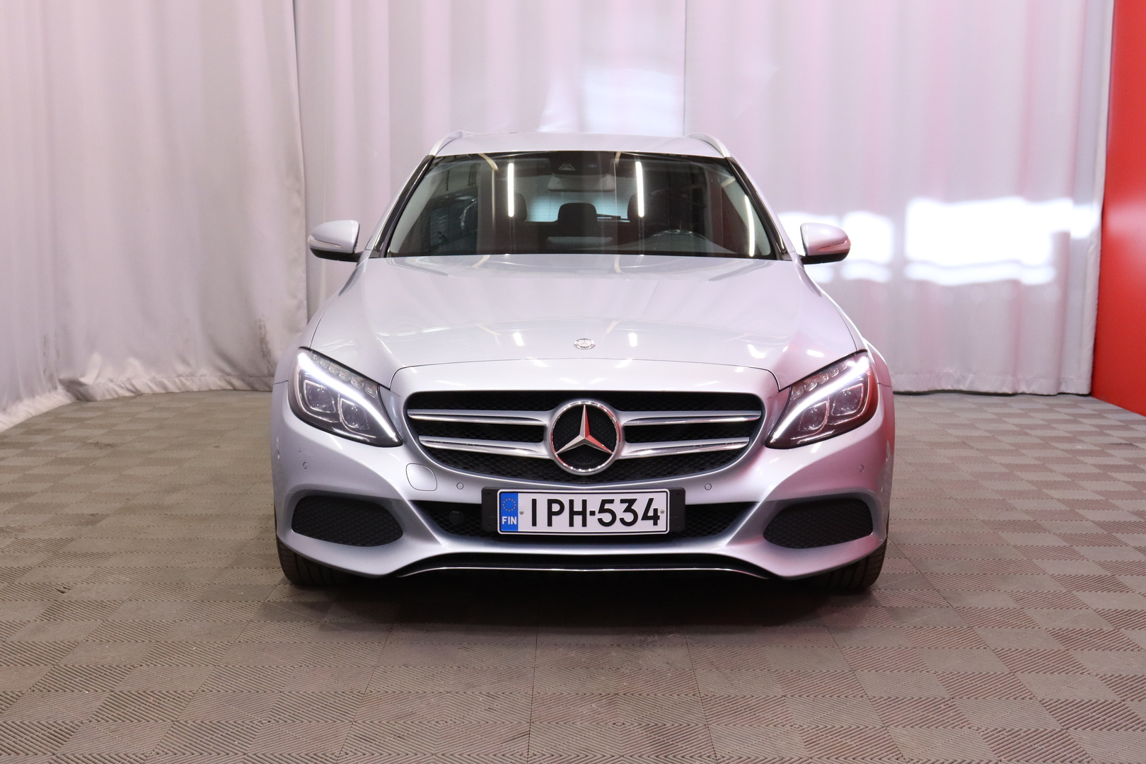 Mercedes-Benz - C - 220 BlueTEC Farmari // Pysäköintitutkat / Vakkari / Peruutuskamera / Lohko+Sisäpistoke / Navi / ILS / 2x renkaat // - Farmari