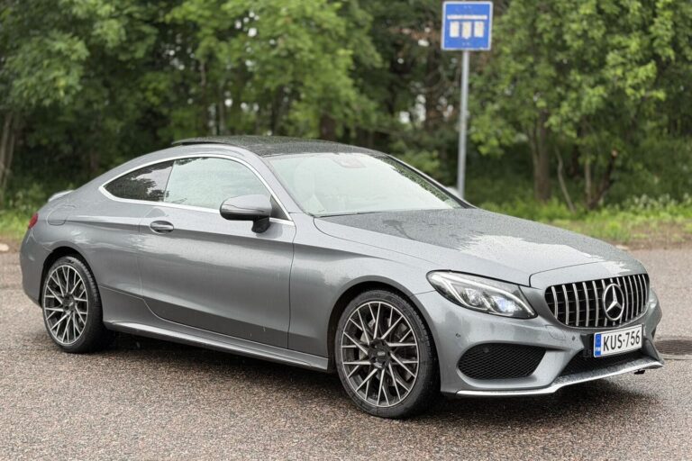 Mercedes-Benz - C - 300 Coupe AMG // Panorama / ILS / Burmester /  Nahkasisusta / Sport putkisto /  Lohko+sisälämmitin // - Coupe
