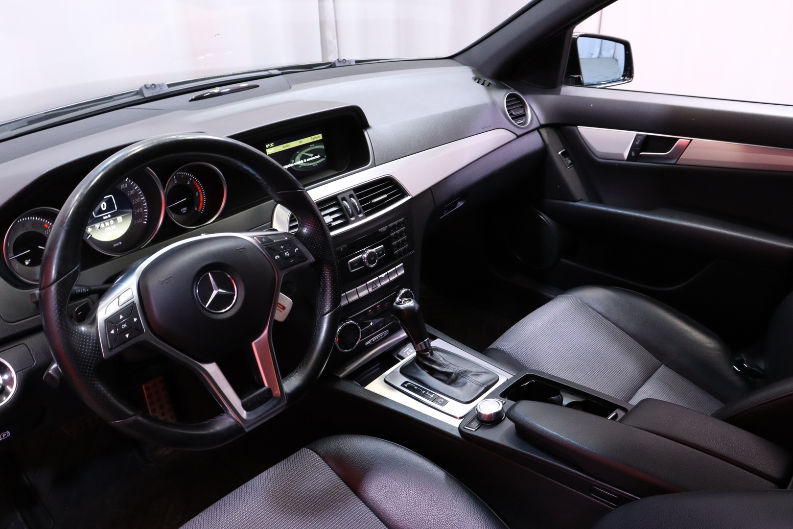 Mercedes-Benz - C - 250 CDI 4MATIC A // Amg Paketti / Sportti penkit / P.Tutka / Bluetooth / Bi-Xenon / Puolinahkasisusta // - Farmari
