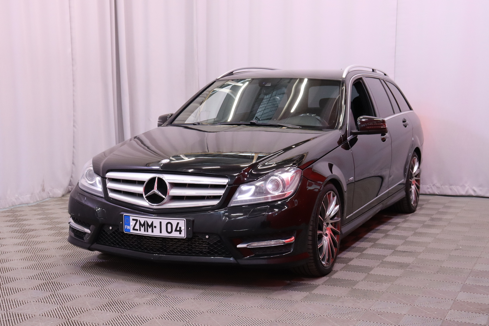 Mercedes-Benz - C - 250 CDI 4MATIC A // Amg Paketti / Sportti penkit / P.Tutka / Bluetooth / Bi-Xenon / Puolinahkasisusta // - Farmari