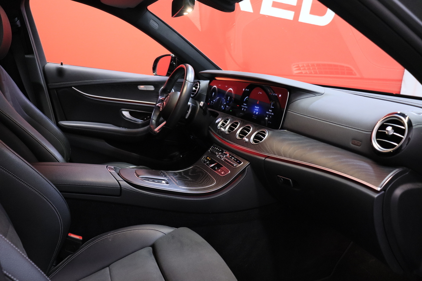 Mercedes-Benz - E - 300 de 4MATIC T A Business AMG EQ Power // Burmester / Multibeam LED / Vetokoukku / Lohko / Widescreen / Night paketti / - Farmari